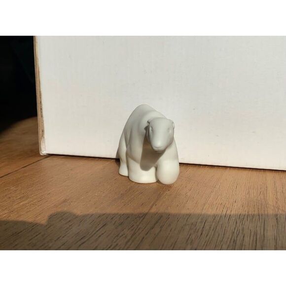 Vintage Hallmark Polar Bear Figurine 1979 3.5" x 1" x 2" Porcelain Bisque - Picture 3 of 8